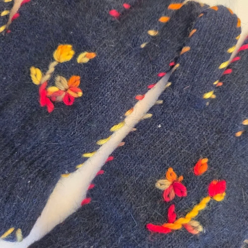 Wool Knit Floral Embroidered Gloves NWOT